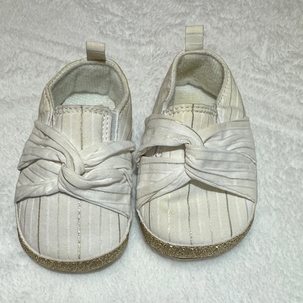 Lot of baby girls Mary jane style crib shoes 3/6mo